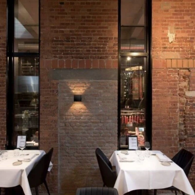 Kinkiet betonowy o nowoczesnym designie na tle stylowego, industrialnego wnętrza - sprawdź kinkiety betonowe w sklepie Tomix.pl