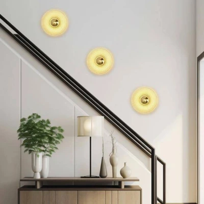 Eleganckie kinkiety złote w aranżacji nowoczesnego wnętrza - wybierz idealne oświetlenie ścienne na Tomix.pl