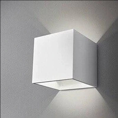 Kinkiety kwadratowe – nowoczesne oświetlenie ścienne