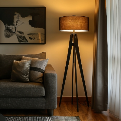 Elegancka lampa podłogowa Azzardo z brązowym abażurem, stojąca obok nowoczesnej sofy w stylowym salonie z minimalistycznym wystrojem, drewnianą podłogą i abstrakcyjnym obrazem na ścianie, idealna do współczesnych wnętrz