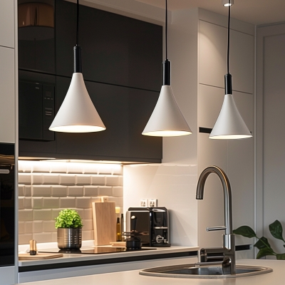 Nowoczesna biała wisząca lampa kuchenna z eleganckim i minimalistycznym designem, idealna do oświetlenia blatu kuchennego lub wyspy, zapewniająca jasne i równomierne światło LED, doskonała do stylowych i funkcjonalnych wnętrz kuchennych