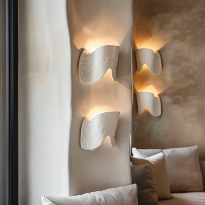 Elegancki ceramiczny kinkiet ścienny z ręcznie malowanym wzorem, idealny do oświetlenia korytarza, sypialni lub salonu, zapewniający ciepłe i nastrojowe światło, doskonały do stylowych i klasycznych wnętrz, unikalny dodatek dekoracyjny wykonany z wysokiej jakości ceramiki