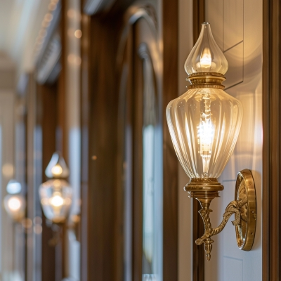 Elegancki francuski kinkiet ścienny z klasycznym designem i bogatymi zdobieniami, idealny do oświetlenia salonu, sypialni lub jadalni, zapewniający ciepłe i nastrojowe światło, doskonały do stylowych i wyrafinowanych wnętrz inspirowanych francuskim dekoracyjnym stylem, wykonany z wysokiej jakości materiałów. Kupuj online już teraz w Tomix.pl