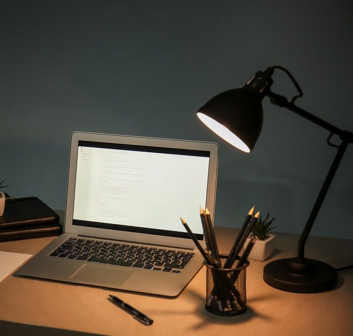 Jak oświetlić biurko? Stwórz własne biurko gamingowe
