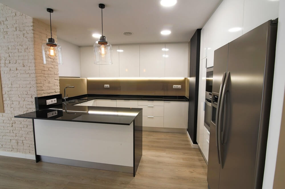 Jak oświetlenie wpływa na postrzeganie kolorów we wnętrzach?