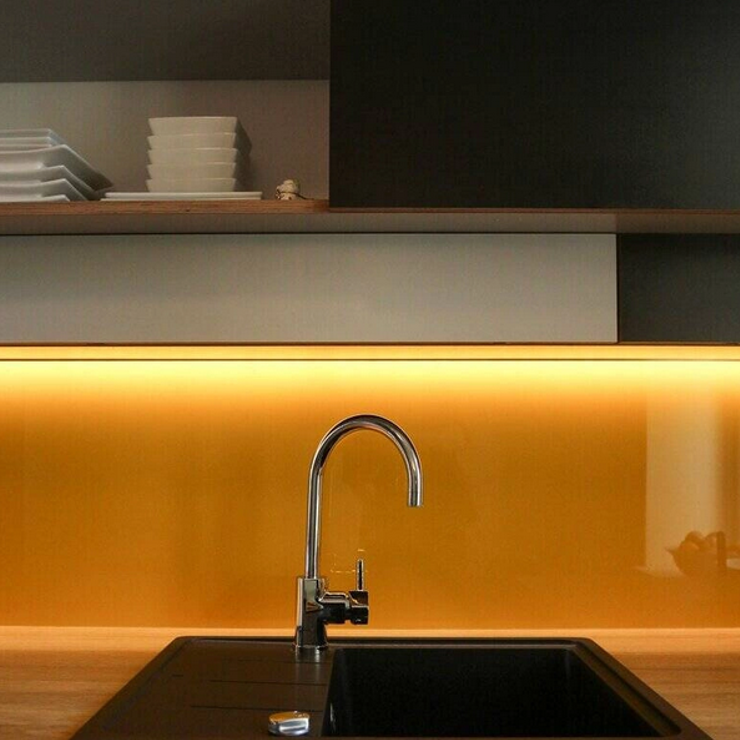 Liniowe profile LED w salonie i kuchni – typy profili, dyfuzory, kąty, moce i zasilanie