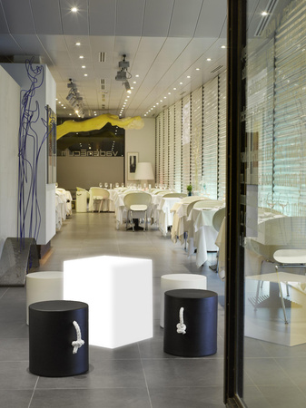 CUBY 53 SOLAR STOLIK Z PODŚWIETLENIEM BIAŁY (3195) - New Garden