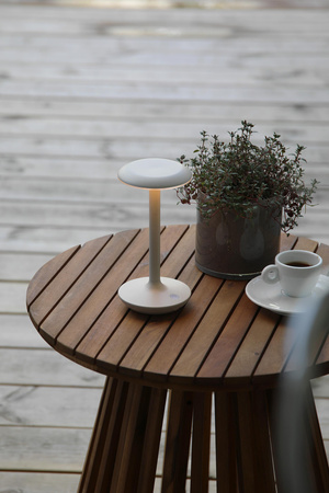 Przenośna ładowana lampa zewnętrzna PETIT Rechargeable Table Greige B/O (108917) Markslojd