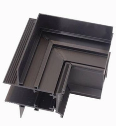 MAXLIGHT MT0009. Kątownik do użycia przy uskoku na suficie. Do szyn MT0006, MT0007