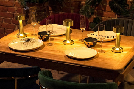 Lampa biurkowa LEE złota - wbudowana bateria, LED (LEE.GOLD) - King Home