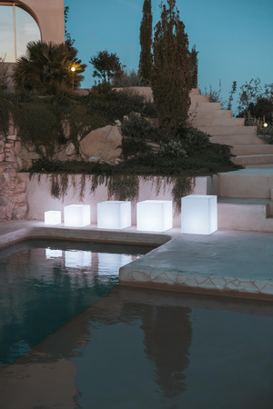 CUBY 53 SOLAR STOLIK Z PODŚWIETLENIEM BIAŁY (3195) - New Garden